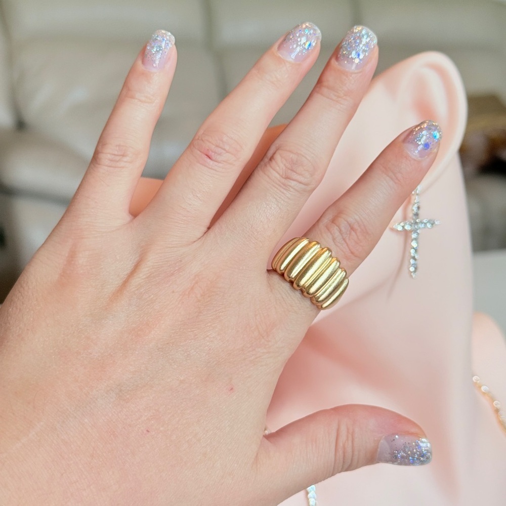 Gold Ribbed Ring - Picture 7 of 9